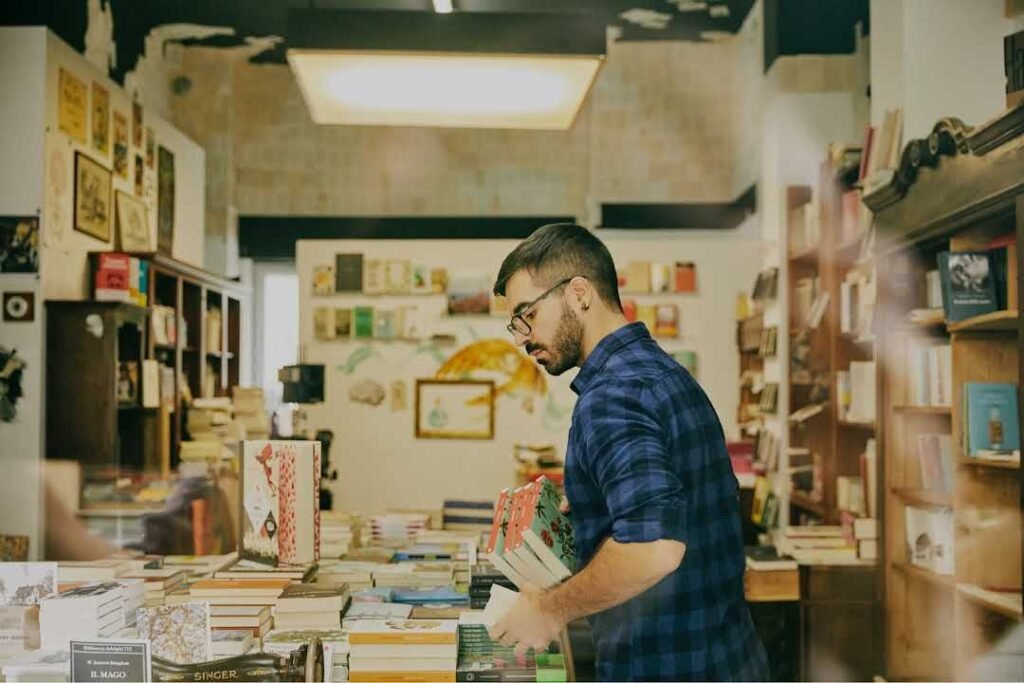 ماتيا في متجر بيع الكتب Libreria del Golem.